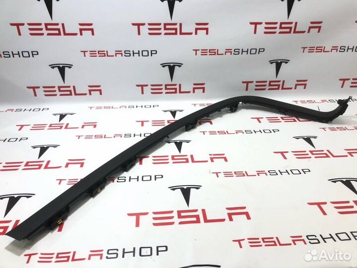 Накладка проема подъемной задней двери Tesla