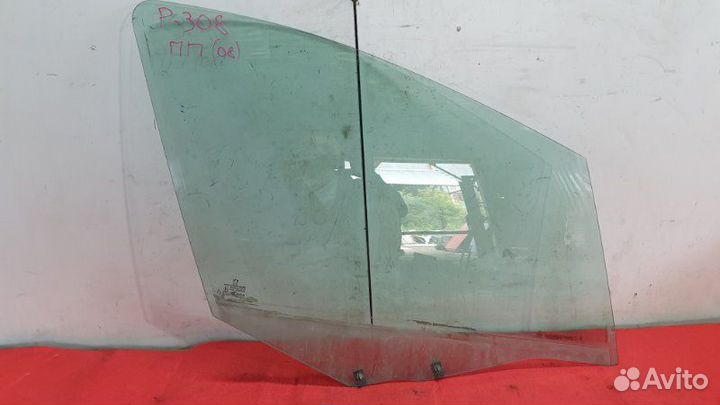 Стекло двери переднее правое Peugeot 308 4B