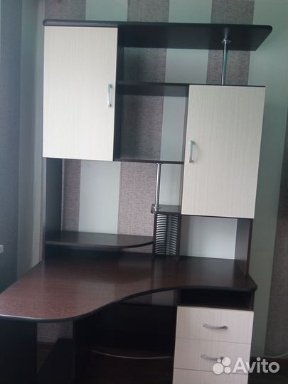 Угловой письменный стол