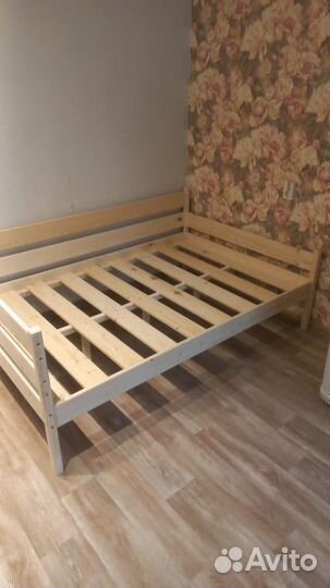 Кровать двухспальная из массива с бортиком