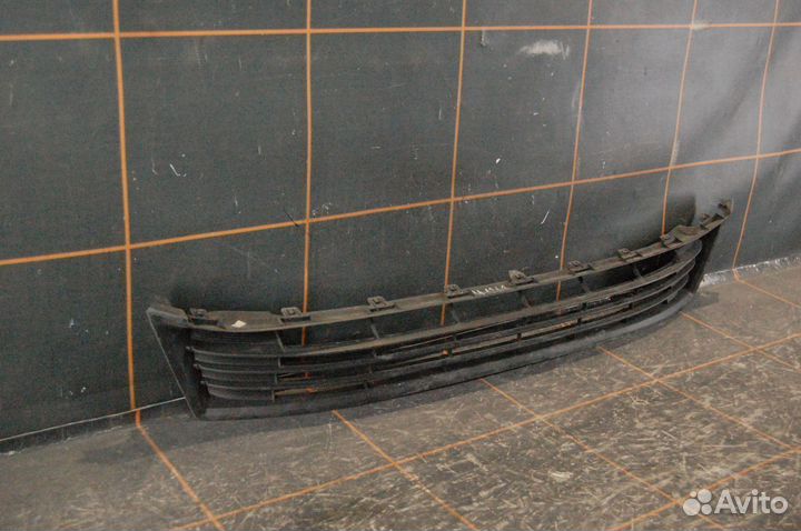 Toyota Corolla E180 -Решетка бампера переднего