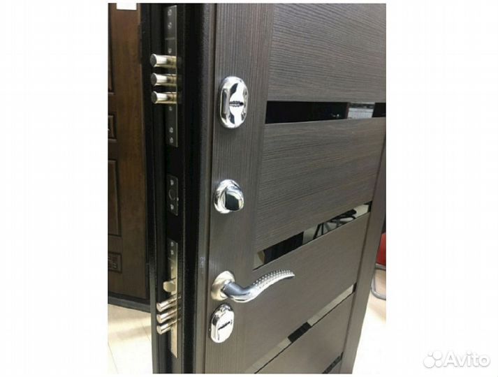 Входная дверь с зеркалом