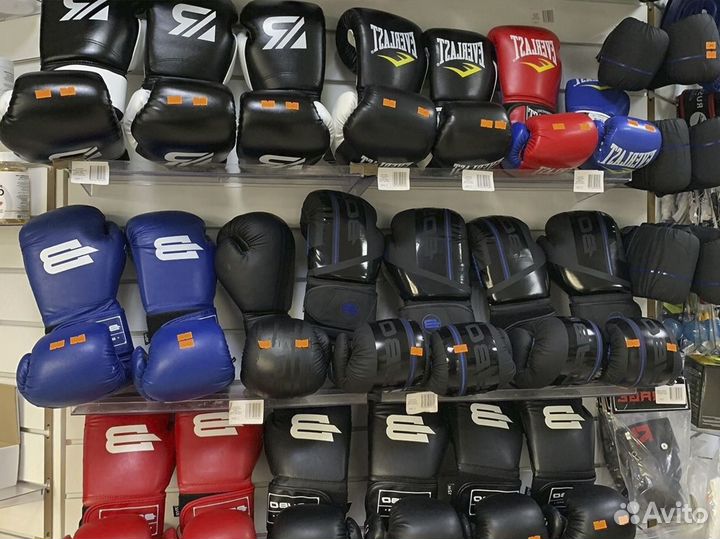 Боксёрские перчатки разных размеров D3
