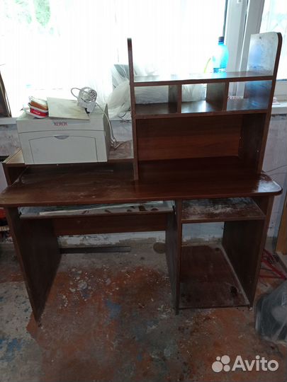 Компьютерный стол со съемной полкой б/у