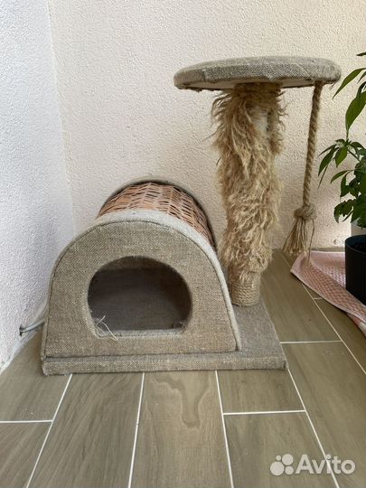Домик-шалаш с когтеточкой для кошек из лозы