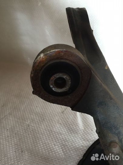 Кулак задний Тойота Авенсис