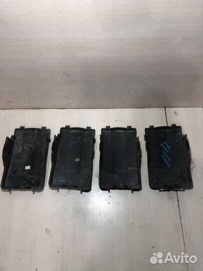 Крышка аккумулятора Skoda Octavia A5