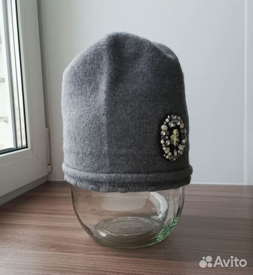 Шапка бини женская шерстяная с брошью