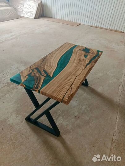 Стол из эпоксидной смолы река