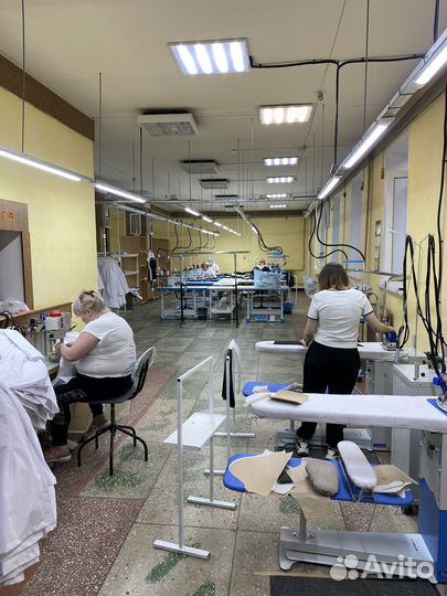 Рабочая гладильного цеха, помощник швеи