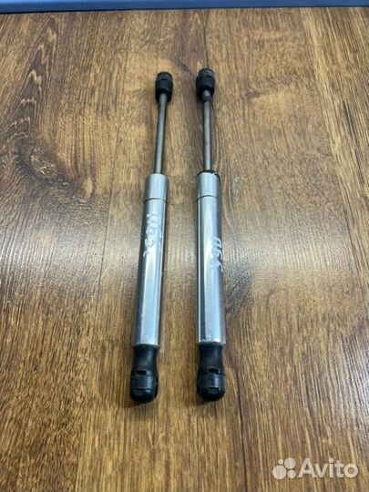 Упор крышки багажника задний Volkswagen Passat B5