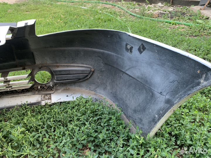 Бампер на приору белый