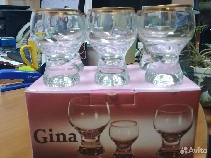 Хрустальные рюмки на ножке