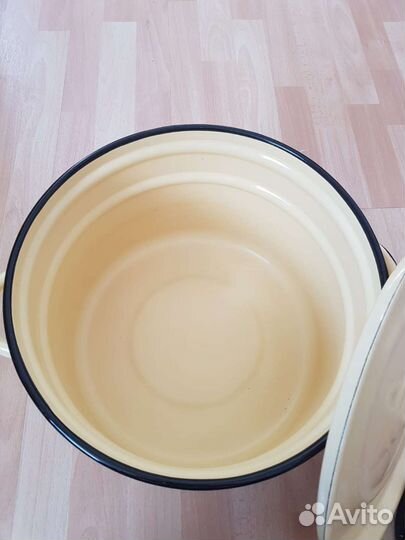 Кастрюля эмалированная чистая