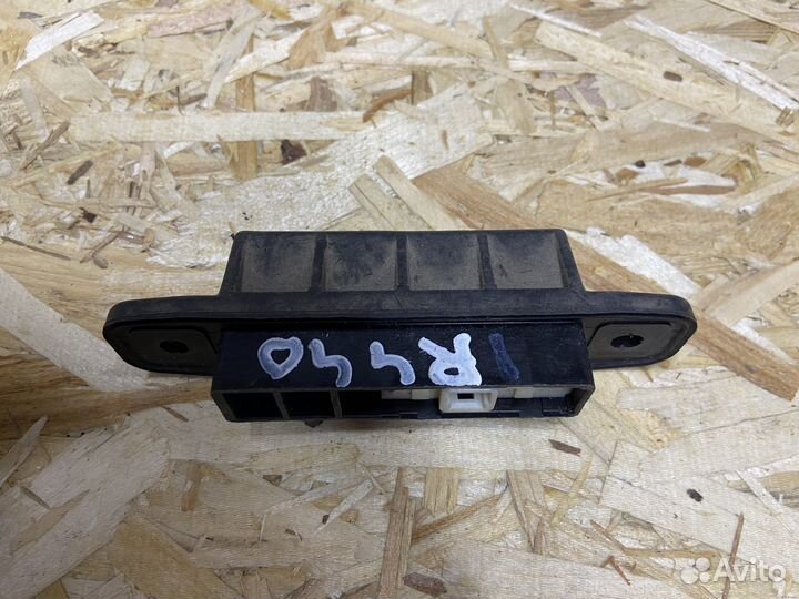 Кнопка открывания багажника Toyota RAV 4 40