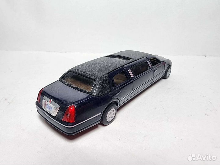 Lincoln Town Car Kinsmart 1:43