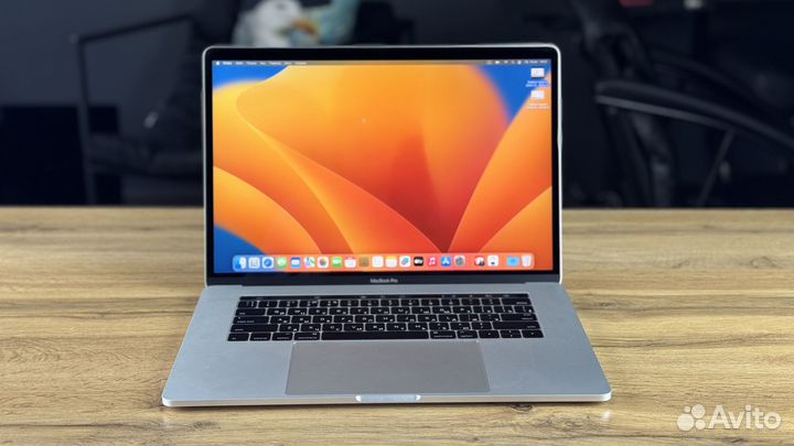 MacBook Pro 15 2017 i7 16 256 gb отличный