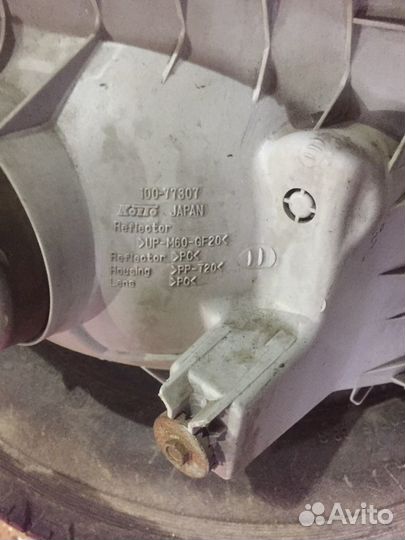 Передняя левая фара toyota