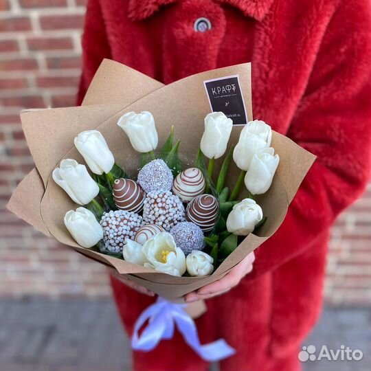 Букет с тюльпанами и клубникой в шоколаде