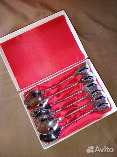 Чашечки и набор ложек и стаканы