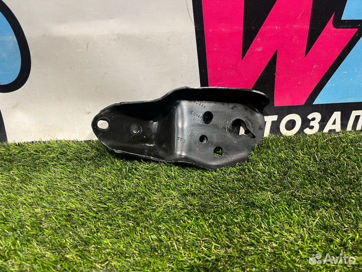 Кронштейн (крепление) правый Ford Mustang