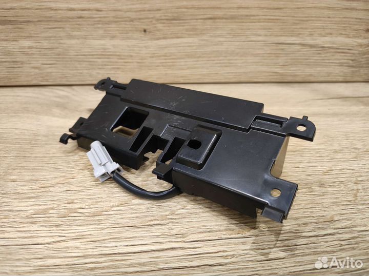 Кнопка открывания багажника Nissan