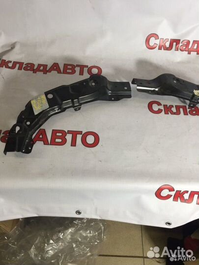 Кронштейн фары передний правый Suzuki Grand Vitara