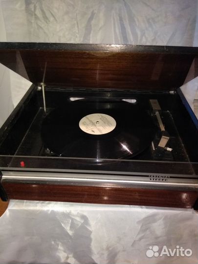 Проигрыватель винила Мелодия стерео и пластинки