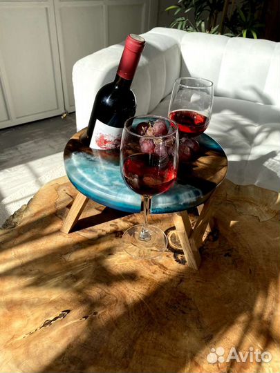 Винный столик из карагача и полимера