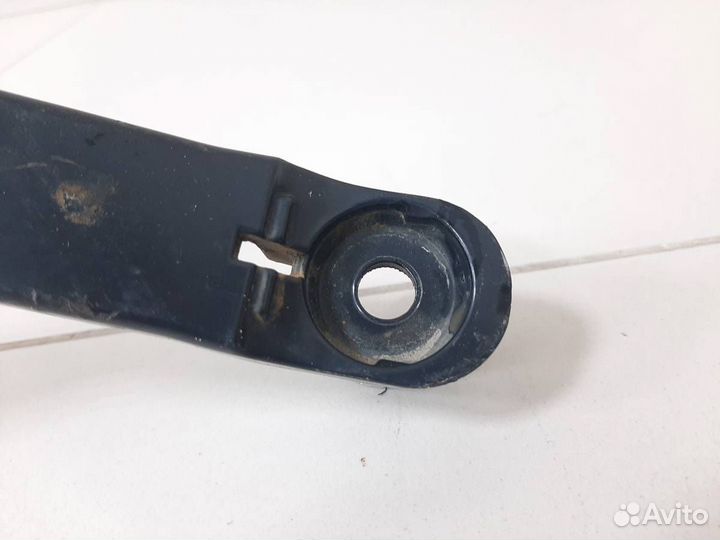 Поводок стеклоочистителя передний правый Mitsubish