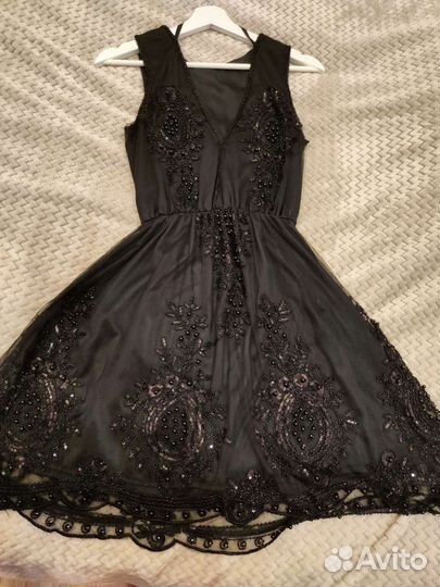 Чёрное платье с вышивкой