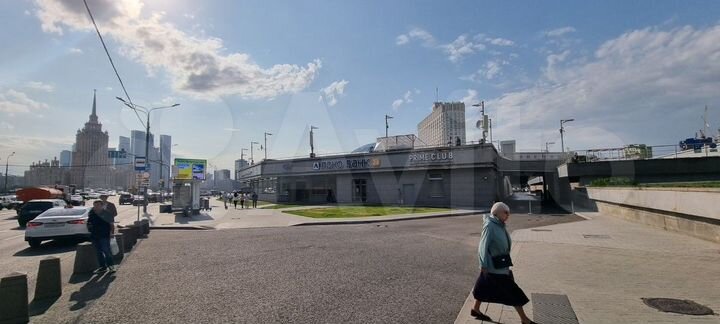 Торговое помещение при входе в ТЦ