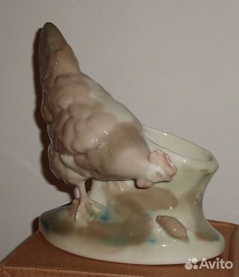 Фарфоровая статуэтка Курица с жуком 20.5 см СССР