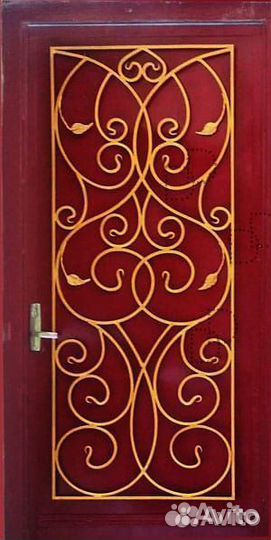 Красная металлическая входная дверь с ковкой