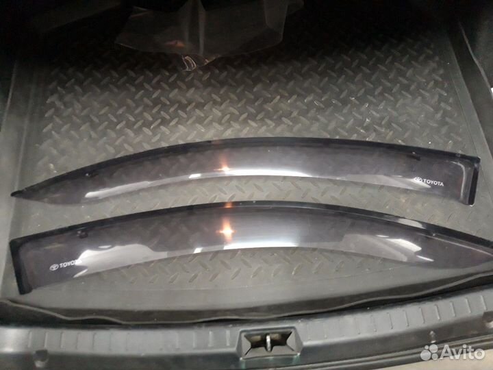 Toyota avensis ветровики передние