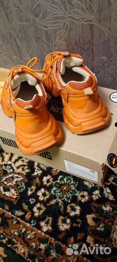 Кроссовки женские