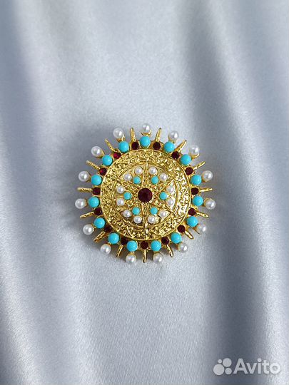 Брошь в этническом стиле золотая с жемчужинами