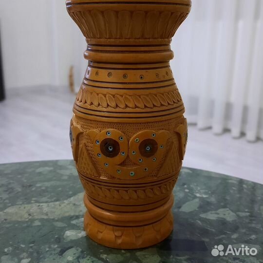 Ваза деревянная резная