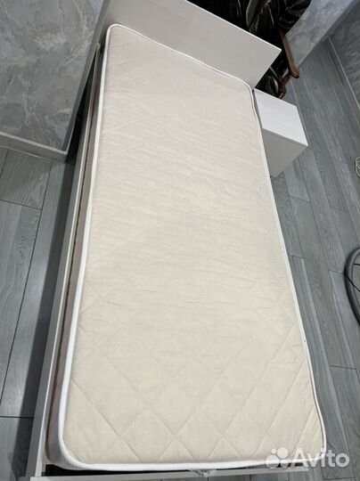 Кровать с матрасом и прикроватная тумба