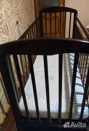 Детская кроватка с маятником и ящиком