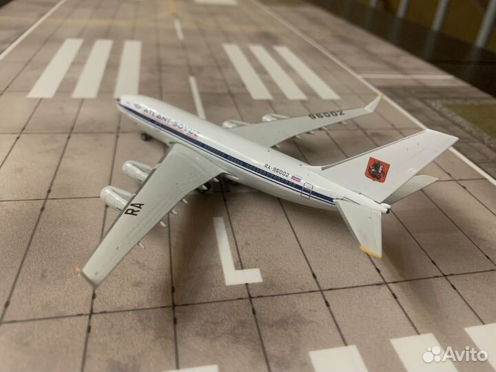 Модель самолета Ил 96-300 в М 1:400