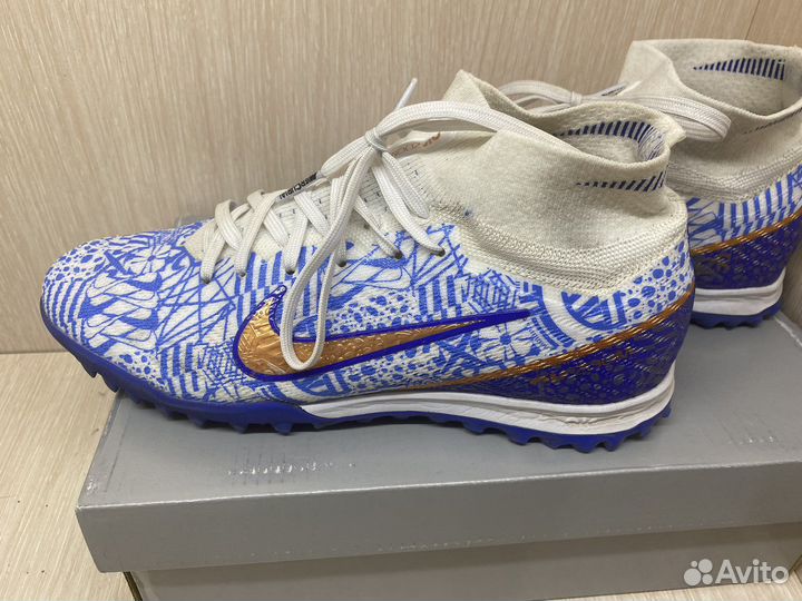 Футболтные бутся сороконожки Nike