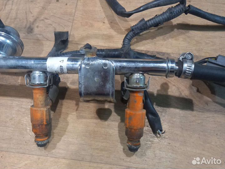 Топливная рейка в сборе с форсунками Mazda MPV