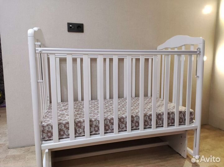 Детская кроватка с маятником