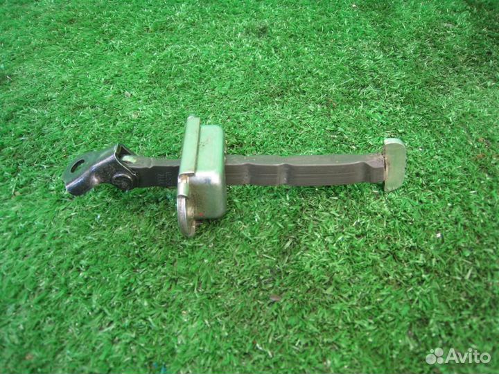 Ограничитель двери передней правой Toyota Yaris P