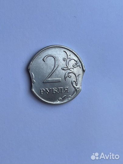 Монета редкая с браком 2 рубля с 2 выкусами (луна)