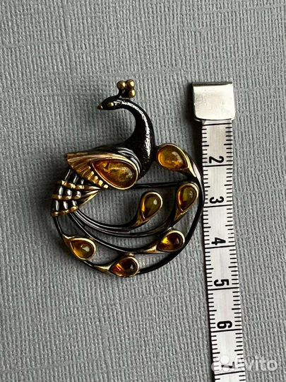 Брошь серебро Павлин с янтарём