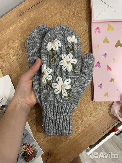 Варежки вязанные с ромашкой, ручная вышивка