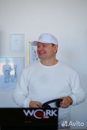 Диджей (Dj ) с аппаратурой