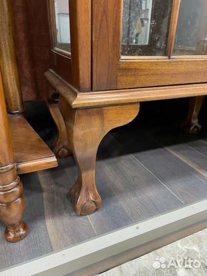 Витрина для посуды из массива резная малая